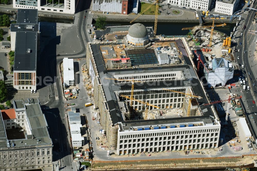 Berlin from the bird's eye view: Construction site for the new building the largest and most important cultural construction of the Federal Republic, the building of the Humboldt Forum in the form of the Berlin Palace