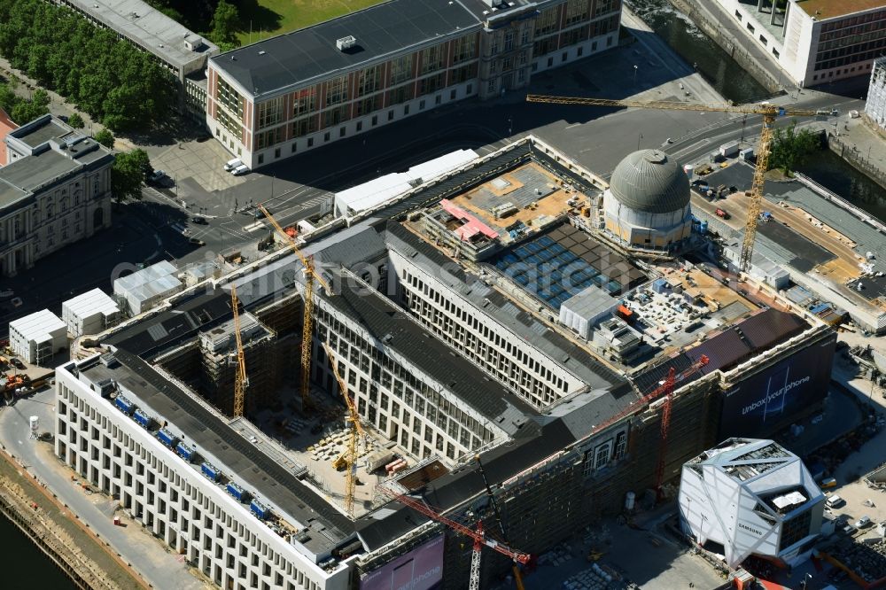 Berlin from the bird's eye view: Construction site for the new building the largest and most important cultural construction of the Federal Republic, the building of the Humboldt Forum in the form of the Berlin Palace