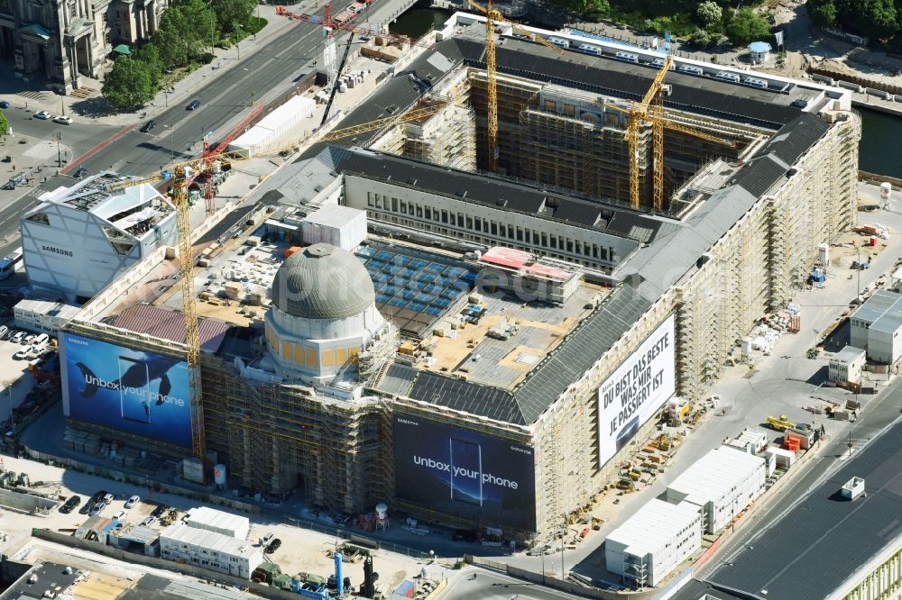 Berlin from the bird's eye view: Construction site for the new building the largest and most important cultural construction of the Federal Republic, the building of the Humboldt Forum in the form of the Berlin Palace