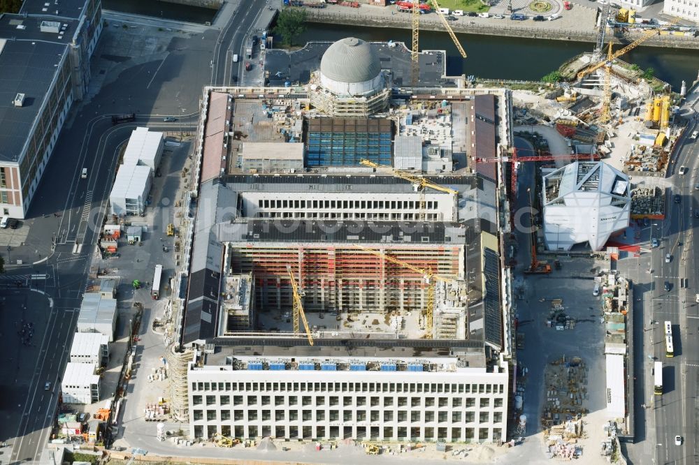 Berlin from the bird's eye view: Construction site for the new building the largest and most important cultural construction of the Federal Republic, the building of the Humboldt Forum in the form of the Berlin Palace