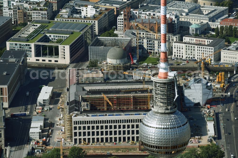 Berlin from the bird's eye view: Construction site for the new building the largest and most important cultural construction of the Federal Republic, the building of the Humboldt Forum in the form of the Berlin Palace