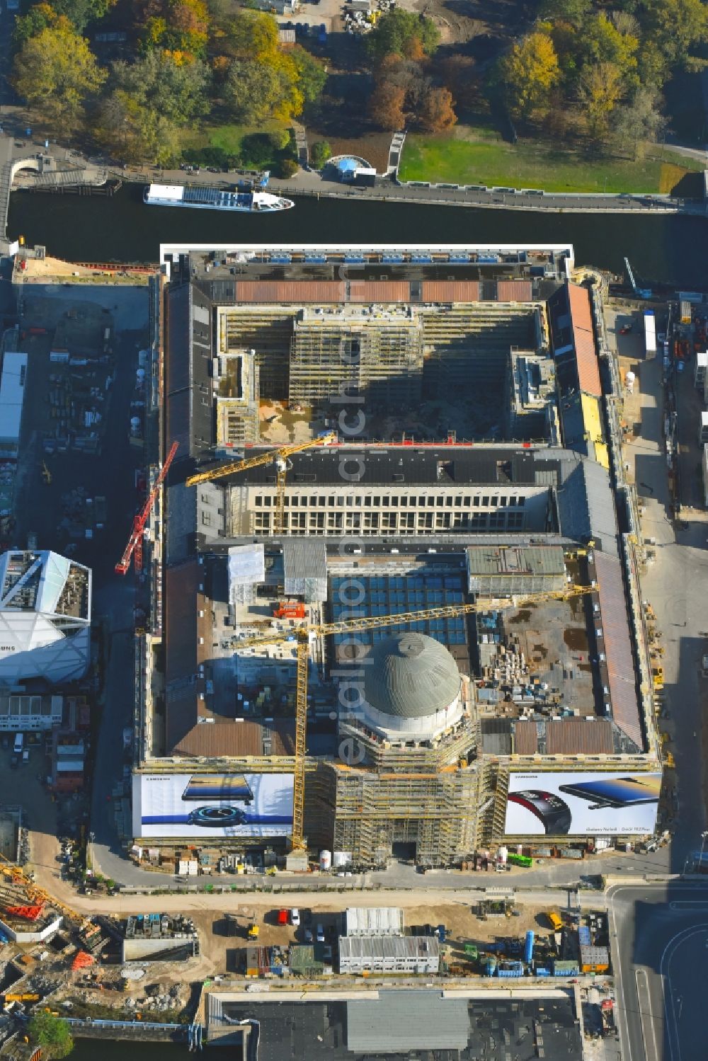 Berlin from the bird's eye view: Construction site for the new building the largest and most important cultural construction of the Federal Republic, the building of the Humboldt Forum in the form of the Berlin Palace