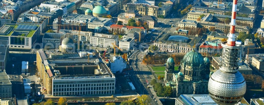 Berlin from the bird's eye view: Construction site for the new building the largest and most important cultural construction of the Federal Republic, the building of the Humboldt Forum in the form of the Berlin Palace