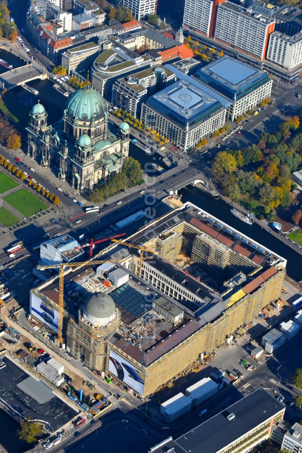 Berlin from the bird's eye view: Construction site for the new building the largest and most important cultural construction of the Federal Republic, the building of the Humboldt Forum in the form of the Berlin Palace