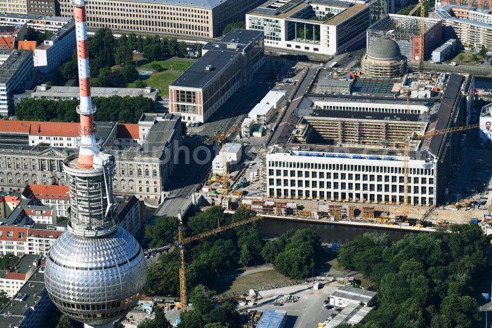 Berlin from the bird's eye view: Construction site for the new building the largest and most important cultural construction of the Federal Republic, the building of the Humboldt Forum in the form of the Berlin Palace