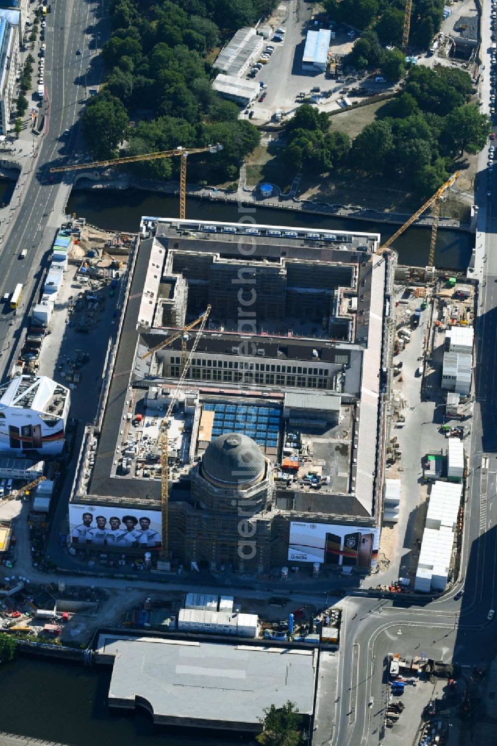 Berlin from the bird's eye view: Construction site for the new building the largest and most important cultural construction of the Federal Republic, the building of the Humboldt Forum in the form of the Berlin Palace