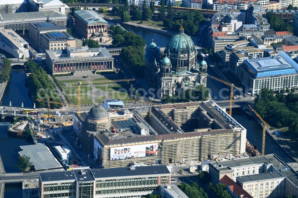 Berlin from the bird's eye view: Construction site for the new building the largest and most important cultural construction of the Federal Republic, the building of the Humboldt Forum in the form of the Berlin Palace