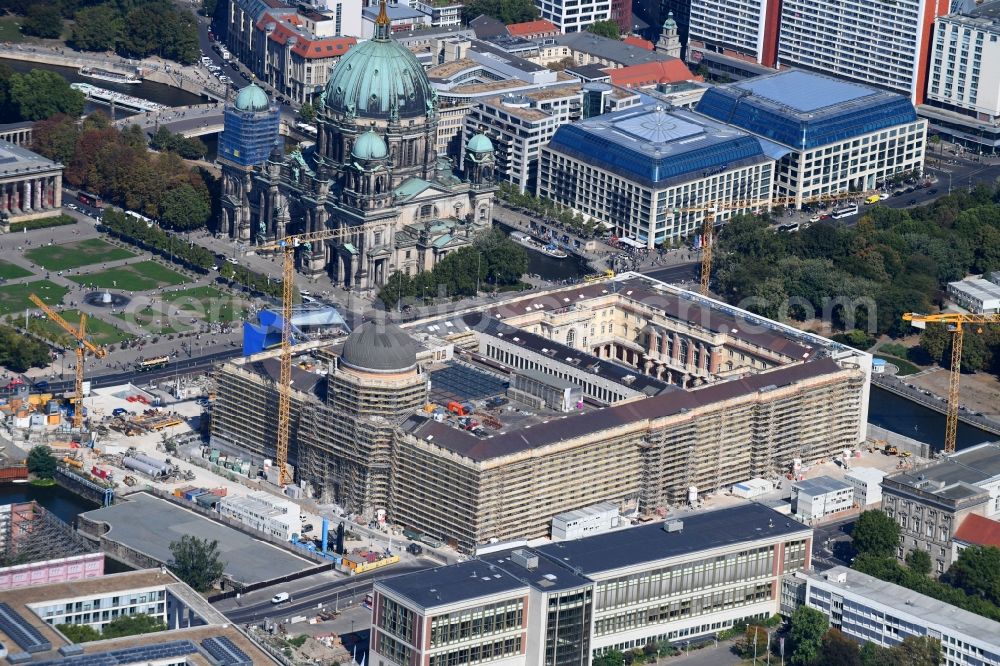 Berlin from the bird's eye view: Construction site for the new building the largest and most important cultural construction of the Federal Republic, the building of the Humboldt Forum in the form of the Berlin Palace