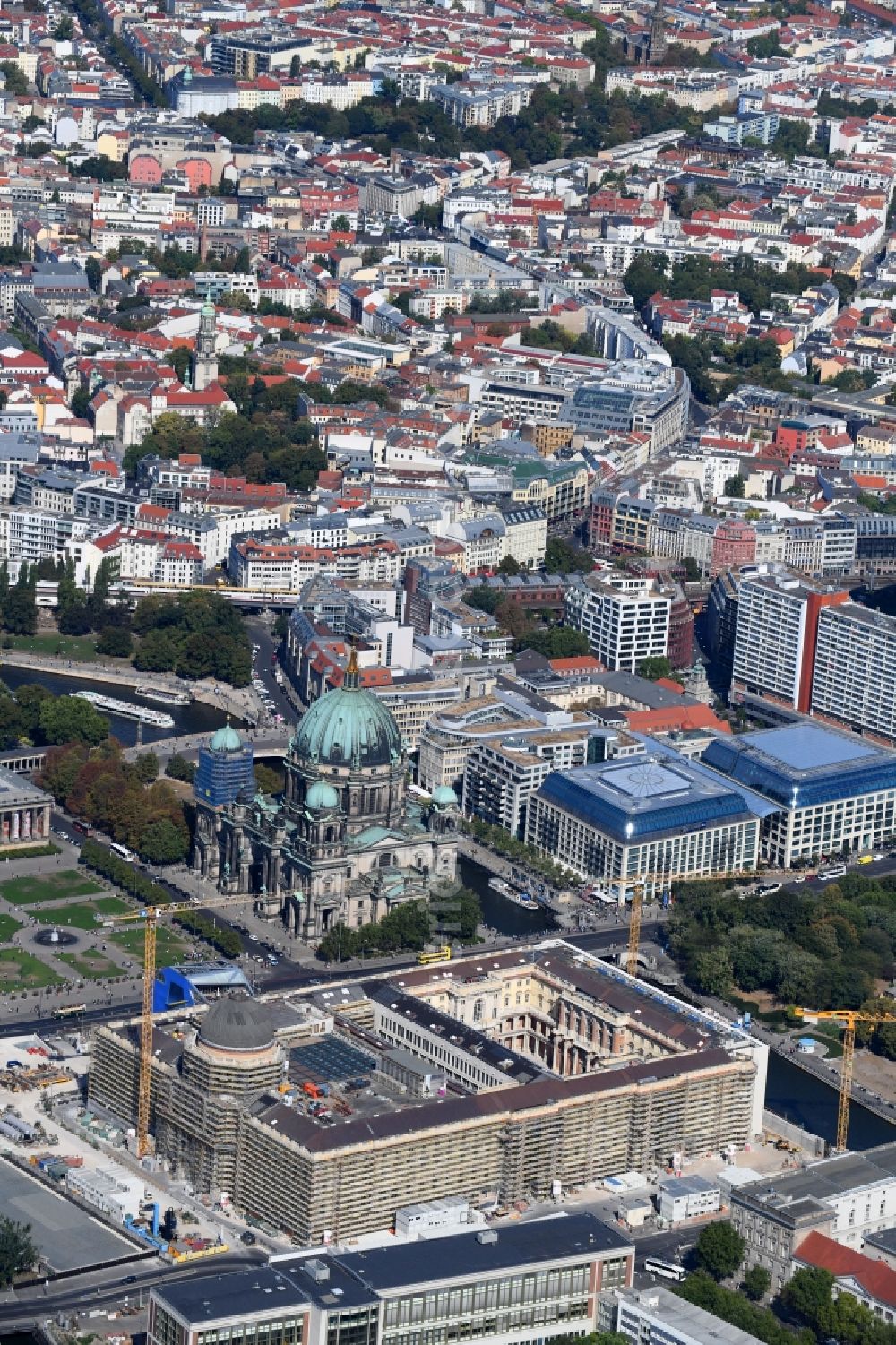 Berlin from the bird's eye view: Construction site for the new building the largest and most important cultural construction of the Federal Republic, the building of the Humboldt Forum in the form of the Berlin Palace