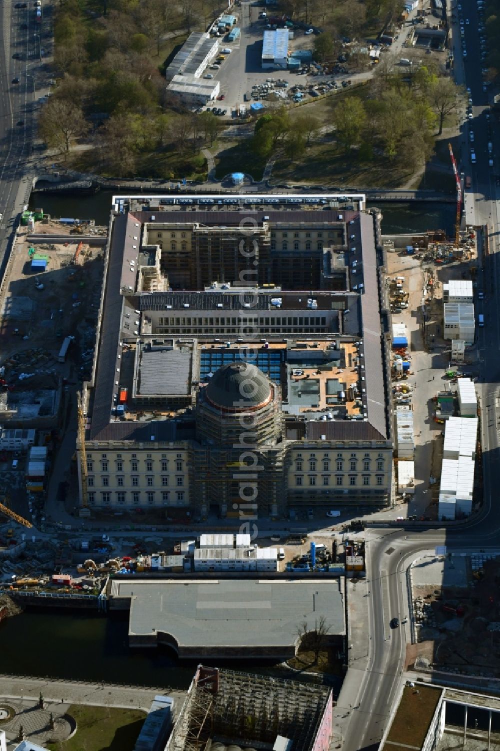 Berlin from the bird's eye view: Construction site for the new building the largest and most important cultural construction of the Federal Republic, the building of the Humboldt Forum in the form of the Berlin Palace