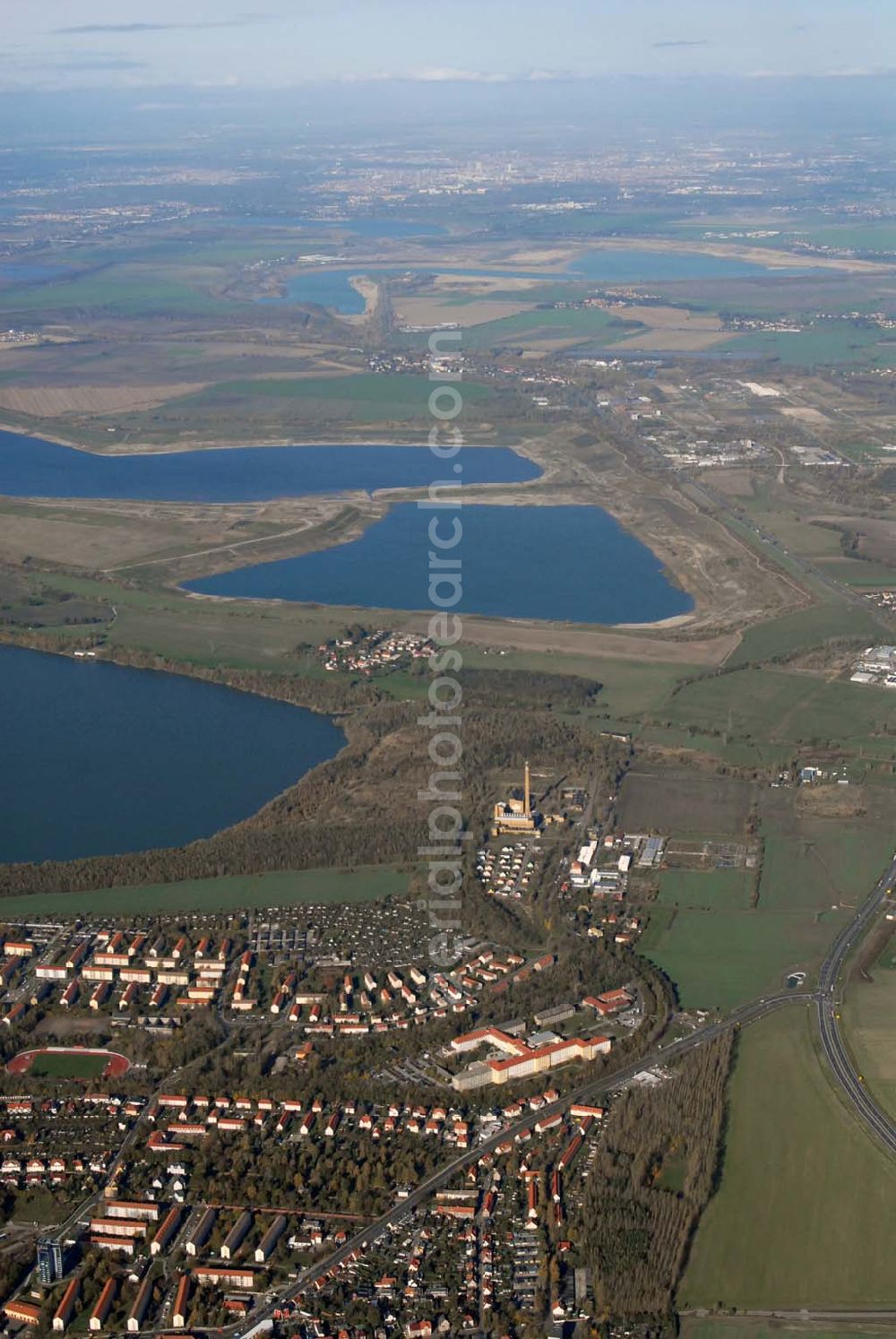 Borna from above - Blick auf das Umland nordlich von Borna und Borna Nord: Speicherbecken, den Haubitzer See mit dem davor liegenden Haubitz und den Hainer See sowie die Orte Eula und Kesselshain.