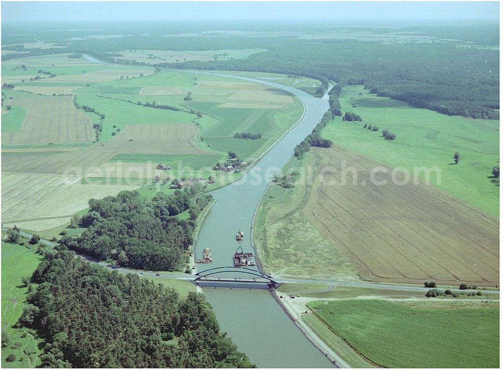 Burg from the bird's eye view: 30.06.2004; Blick auf den Elbe - Havelkanal zwischen Zerben und Burg, vorbei an Ihleburg und Parchau