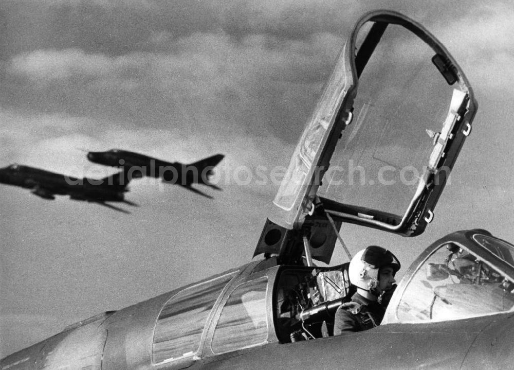 LAAGE from the bird's eye view: Umschulung von NVA-Piloten auf den sowjetischen Jagdbomber SU-22 Luftstreitkräfte der Nationalen Volksarmee. Die Suchoi Su-22 (NATO-Codename Fitter-F) ist ein sowjetischer Jagdbomber. Als Mitgliedsstaat des Warschauer Pakts erhielt auch die Nationale Volksarmee der DDR Flugzeuge des Typs Su-22M4 und Su-22UM3K (Trainerversion), die später in den Bestand der Bundeswehr gelangten. Es gab zwei Geschwader am Standort Laage; das Jagdbombenfliegergeschwader 77 „Gebhard Leberecht von Blücher“ und das Marinefliegergeschwader 28 „Paul Wieczorek“. In jedem Geschwader waren 24 Su-22M4 und vier Su-22UM3K stationiert.