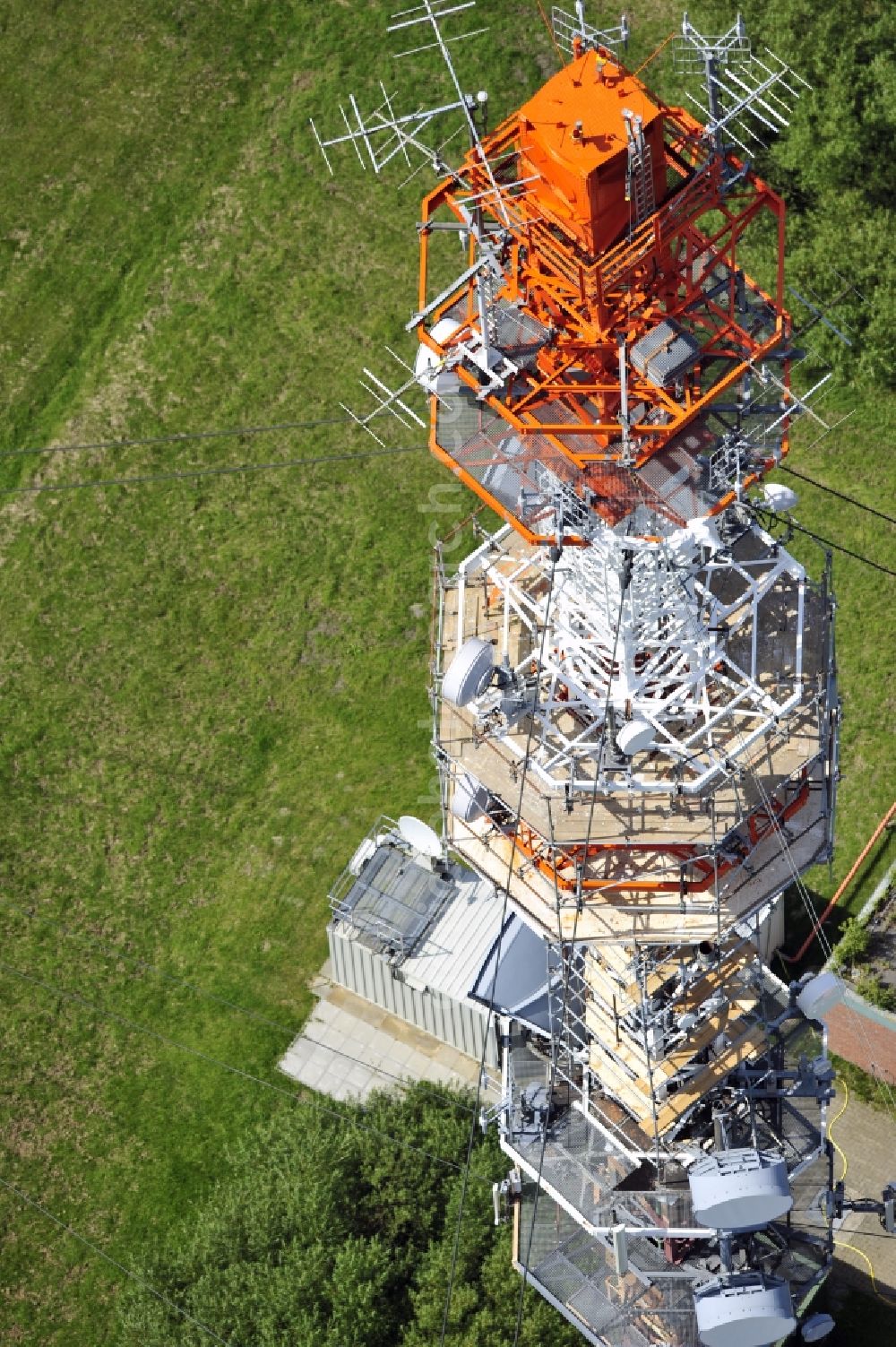 Garding from above - Blick auf den Umsetzer/ Sendemast Garding auch bekannt als Fernsehsender Eiderstedt. Die Sanierungsarbeiten wurden ausgeführt durch die Firma Werner Diener GmbH & Co. Industrieanstrich KG. Restoration works on the broadcasting tower / transmitter mast Garding.