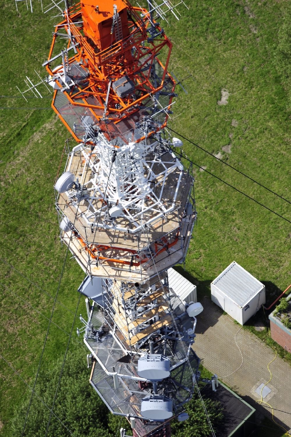 Garding from the bird's eye view: Blick auf den Umsetzer/ Sendemast Garding auch bekannt als Fernsehsender Eiderstedt. Die Sanierungsarbeiten wurden ausgeführt durch die Firma Werner Diener GmbH & Co. Industrieanstrich KG. Restoration works on the broadcasting tower / transmitter mast Garding.