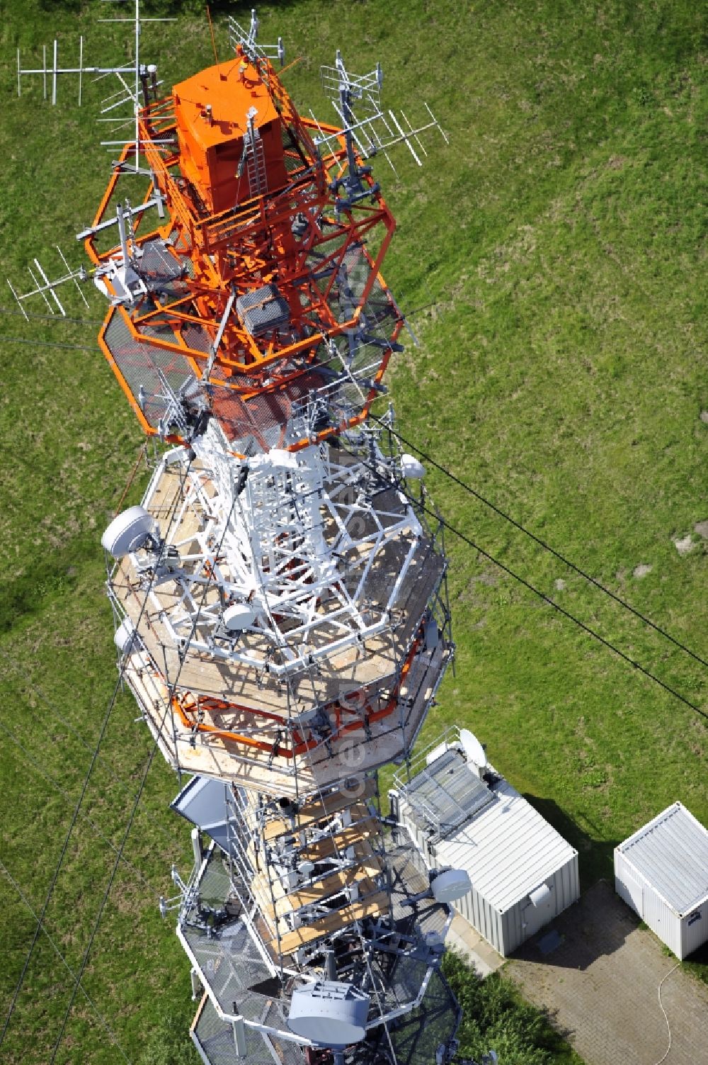 Aerial image Garding - Blick auf den Umsetzer/ Sendemast Garding auch bekannt als Fernsehsender Eiderstedt. Die Sanierungsarbeiten wurden ausgeführt durch die Firma Werner Diener GmbH & Co. Industrieanstrich KG. Restoration works on the broadcasting tower / transmitter mast Garding.