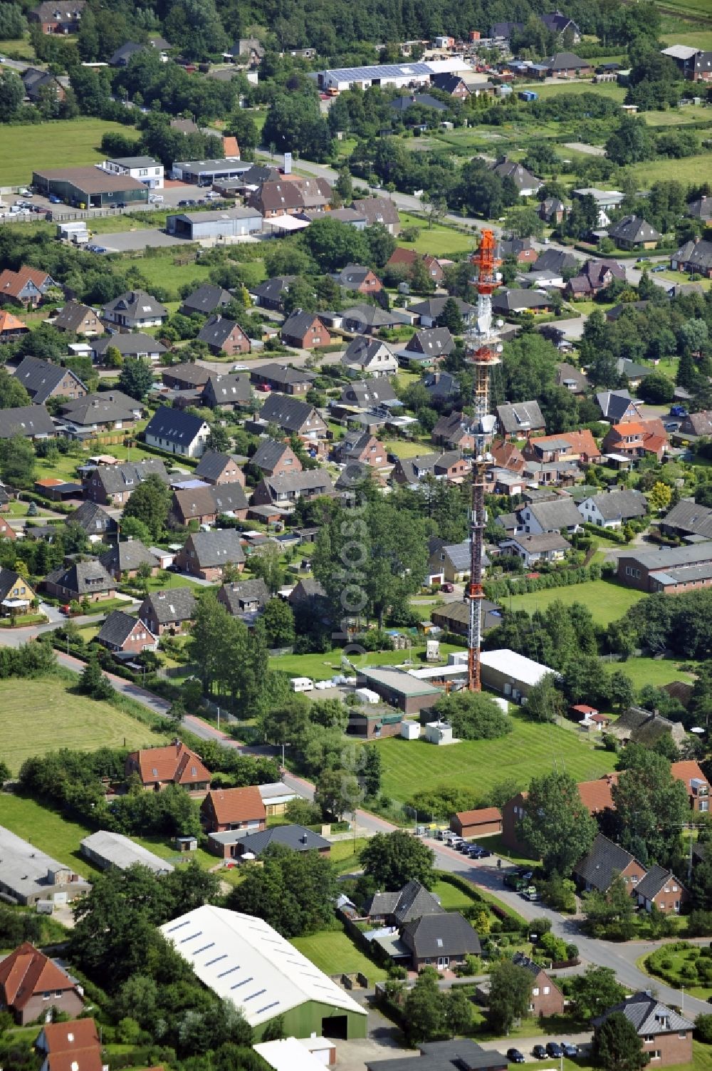 Garding from above - Blick auf den Umsetzer/ Sendemast Garding auch bekannt als Fernsehsender Eiderstedt. Die Sanierungsarbeiten wurden ausgeführt durch die Firma Werner Diener GmbH & Co. Industrieanstrich KG. Restoration works on the broadcasting tower / transmitter mast Garding.