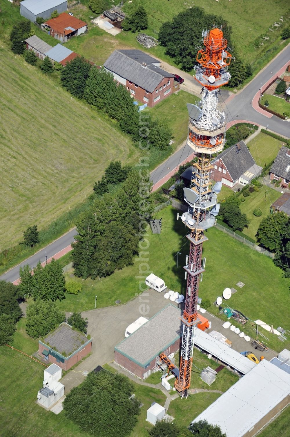 Aerial image Garding - Blick auf den Umsetzer/ Sendemast Garding auch bekannt als Fernsehsender Eiderstedt. Die Sanierungsarbeiten wurden ausgeführt durch die Firma Werner Diener GmbH & Co. Industrieanstrich KG. Restoration works on the broadcasting tower / transmitter mast Garding.