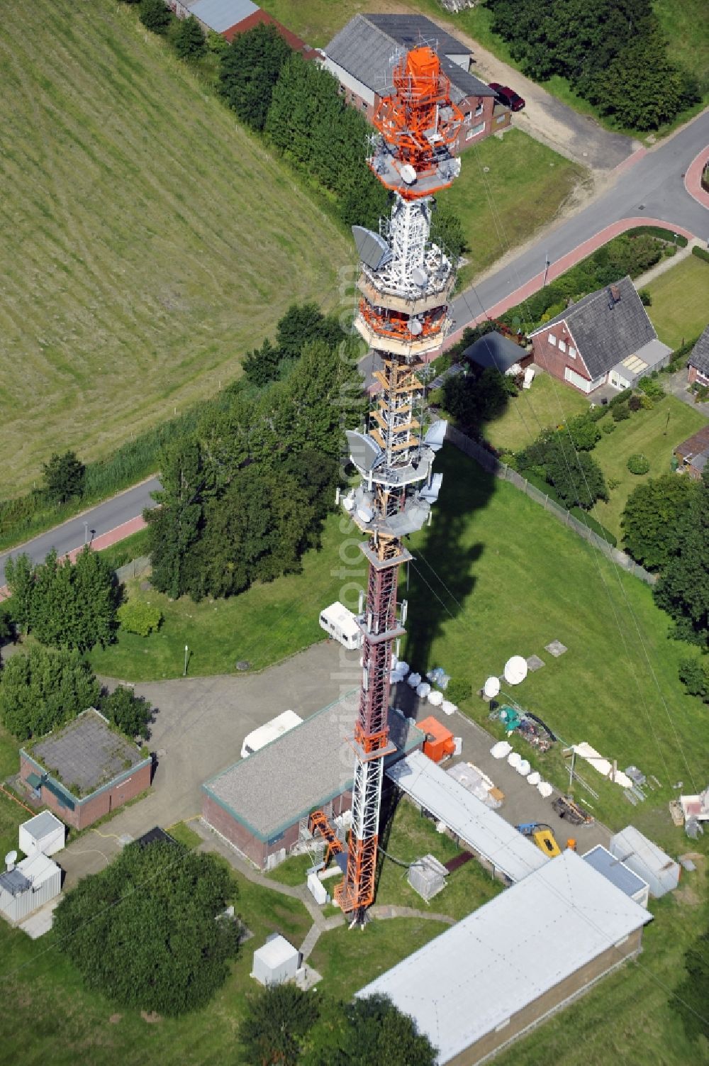 Aerial photograph Garding - Blick auf den Umsetzer/ Sendemast Garding auch bekannt als Fernsehsender Eiderstedt. Die Sanierungsarbeiten wurden ausgeführt durch die Firma Werner Diener GmbH & Co. Industrieanstrich KG. Restoration works on the broadcasting tower / transmitter mast Garding.