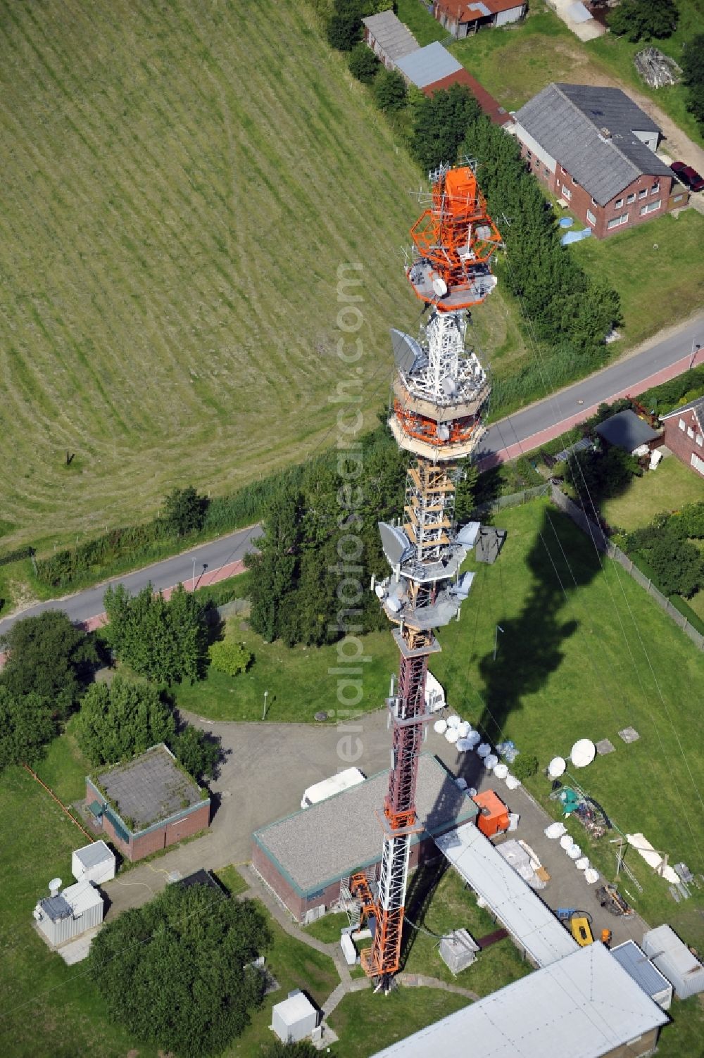 Garding from above - Blick auf den Umsetzer/ Sendemast Garding auch bekannt als Fernsehsender Eiderstedt. Die Sanierungsarbeiten wurden ausgeführt durch die Firma Werner Diener GmbH & Co. Industrieanstrich KG. Restoration works on the broadcasting tower / transmitter mast Garding.