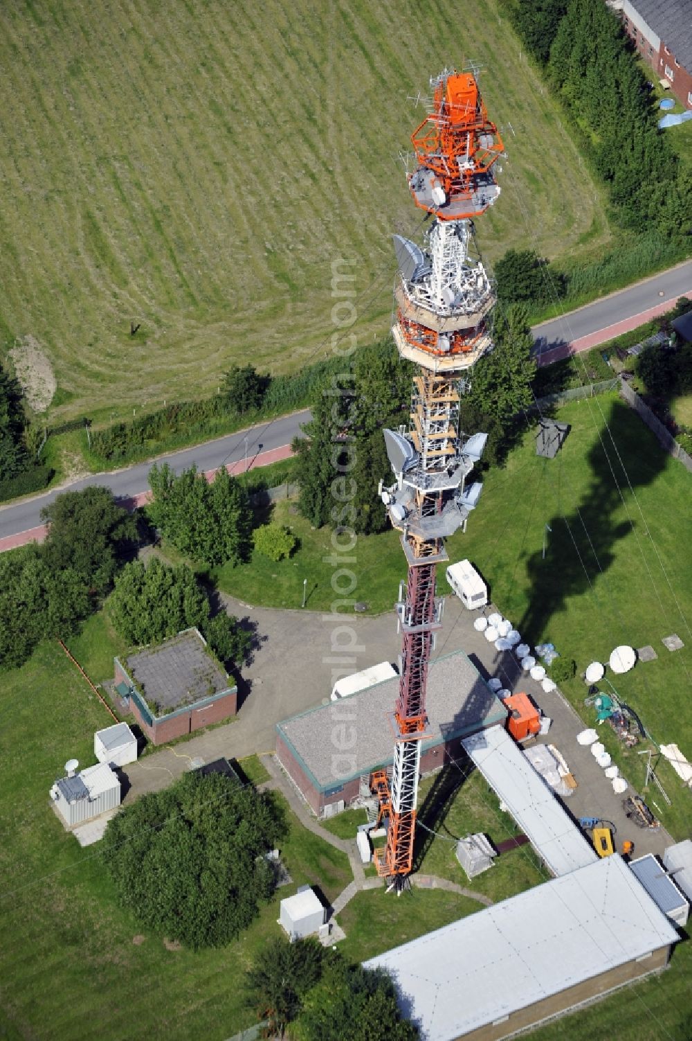 Garding from the bird's eye view: Blick auf den Umsetzer/ Sendemast Garding auch bekannt als Fernsehsender Eiderstedt. Die Sanierungsarbeiten wurden ausgeführt durch die Firma Werner Diener GmbH & Co. Industrieanstrich KG. Restoration works on the broadcasting tower / transmitter mast Garding.