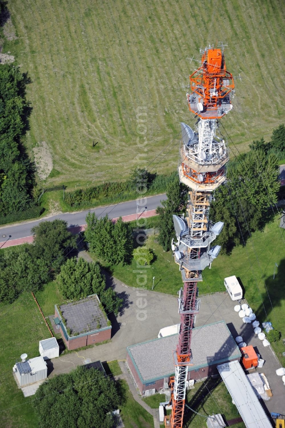 Aerial image Garding - Blick auf den Umsetzer/ Sendemast Garding auch bekannt als Fernsehsender Eiderstedt. Die Sanierungsarbeiten wurden ausgeführt durch die Firma Werner Diener GmbH & Co. Industrieanstrich KG. Restoration works on the broadcasting tower / transmitter mast Garding.