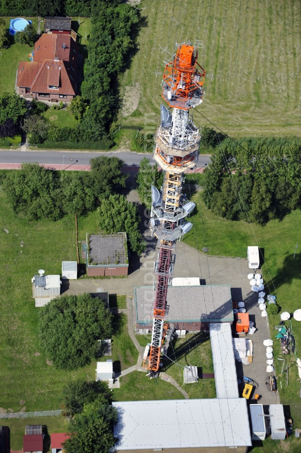 Aerial photograph Garding - Blick auf den Umsetzer/ Sendemast Garding auch bekannt als Fernsehsender Eiderstedt. Die Sanierungsarbeiten wurden ausgeführt durch die Firma Werner Diener GmbH & Co. Industrieanstrich KG. Restoration works on the broadcasting tower / transmitter mast Garding.