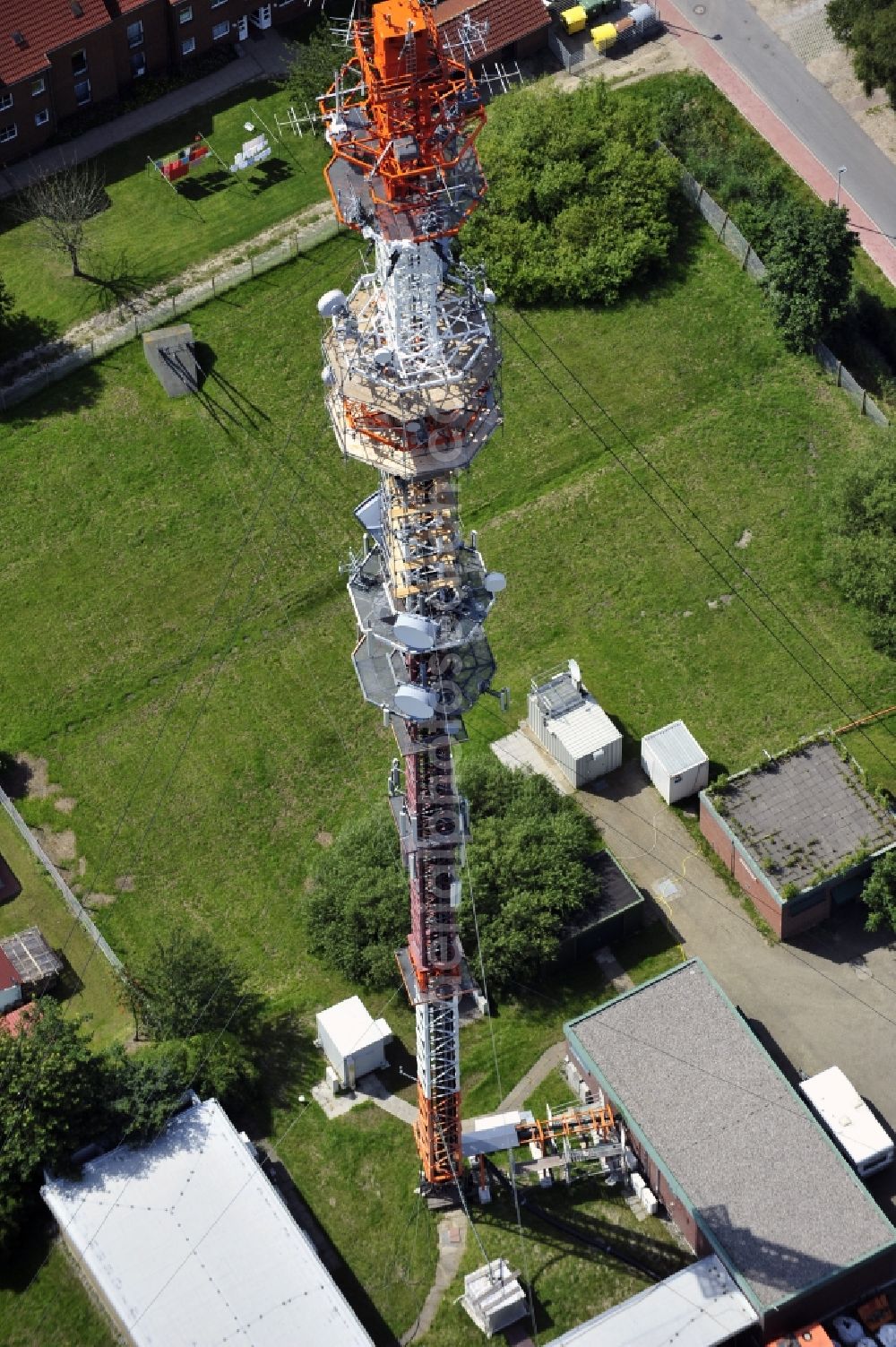 Garding from above - Blick auf den Umsetzer/ Sendemast Garding auch bekannt als Fernsehsender Eiderstedt. Die Sanierungsarbeiten wurden ausgeführt durch die Firma Werner Diener GmbH & Co. Industrieanstrich KG. Restoration works on the broadcasting tower / transmitter mast Garding.