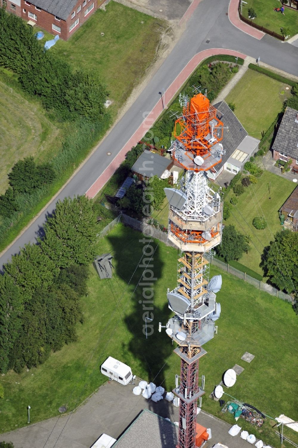 Garding from the bird's eye view: Blick auf den Umsetzer/ Sendemast Garding auch bekannt als Fernsehsender Eiderstedt. Die Sanierungsarbeiten wurden ausgeführt durch die Firma Werner Diener GmbH & Co. Industrieanstrich KG. Restoration works on the broadcasting tower / transmitter mast Garding.