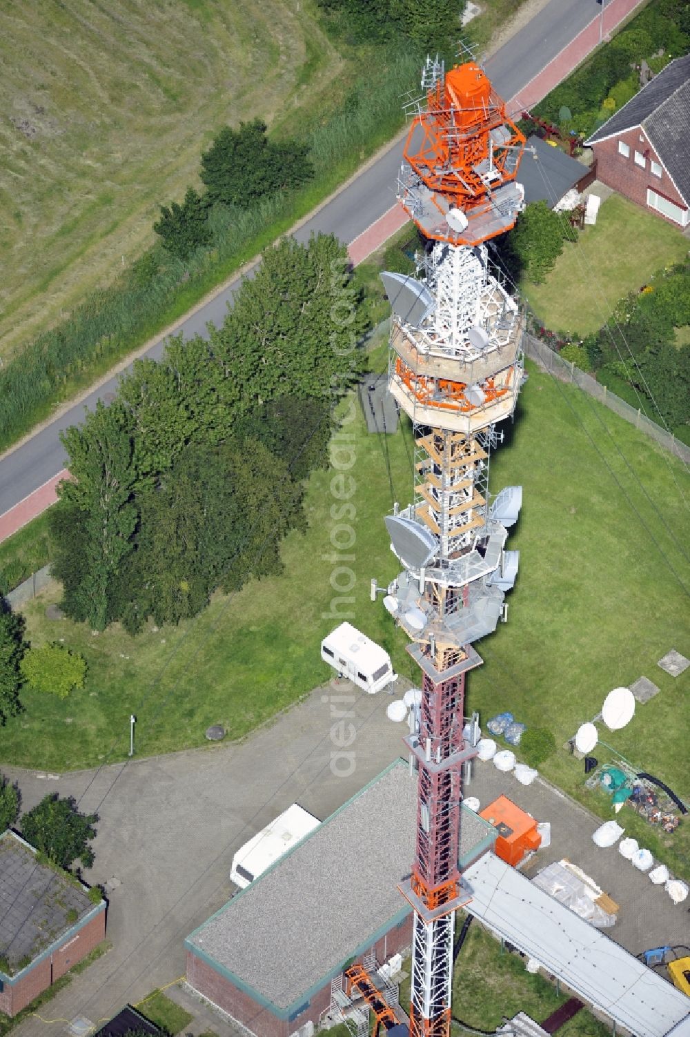 Aerial image Garding - Blick auf den Umsetzer/ Sendemast Garding auch bekannt als Fernsehsender Eiderstedt. Die Sanierungsarbeiten wurden ausgeführt durch die Firma Werner Diener GmbH & Co. Industrieanstrich KG. Restoration works on the broadcasting tower / transmitter mast Garding.