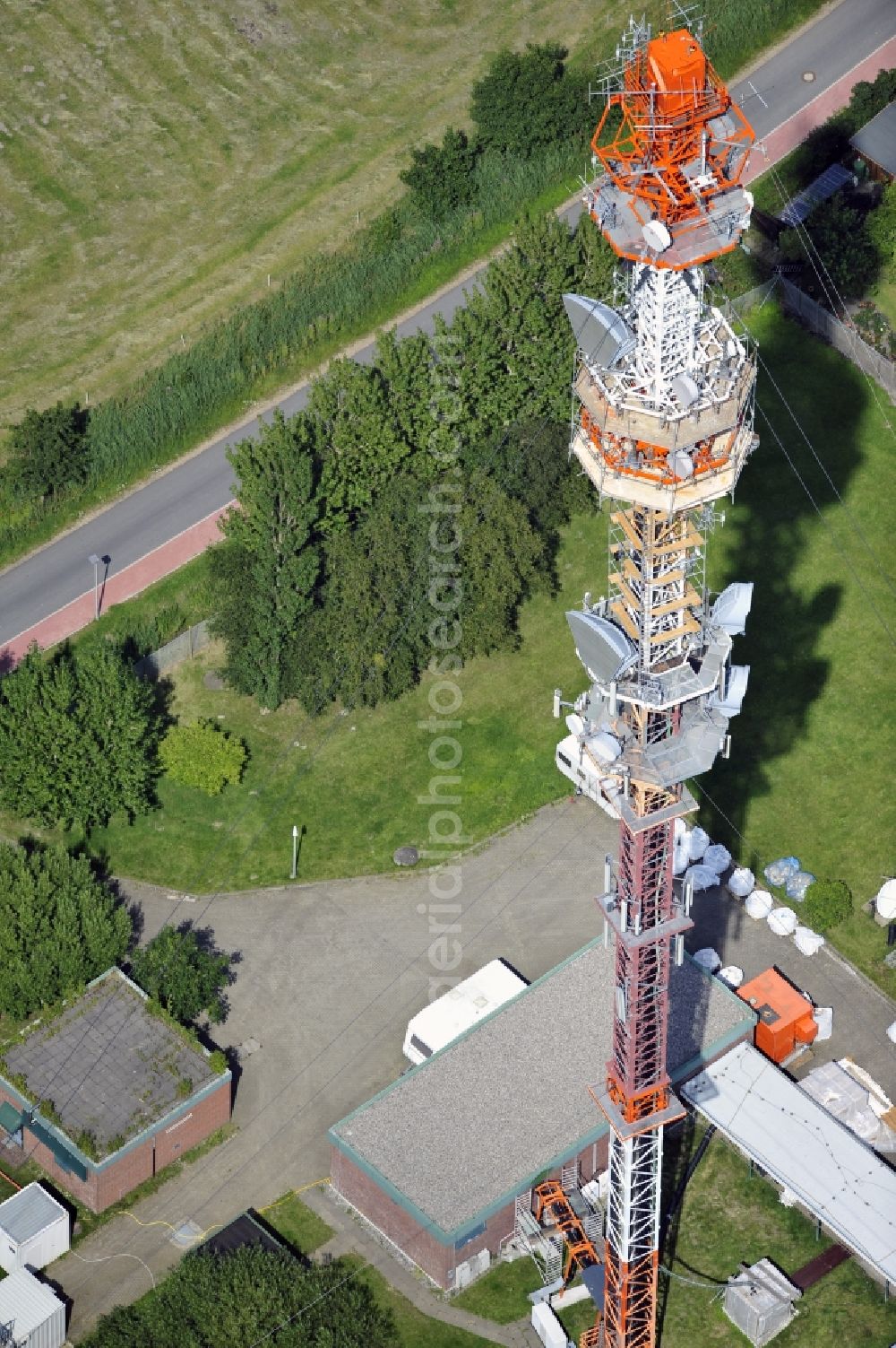 Aerial photograph Garding - Blick auf den Umsetzer/ Sendemast Garding auch bekannt als Fernsehsender Eiderstedt. Die Sanierungsarbeiten wurden ausgeführt durch die Firma Werner Diener GmbH & Co. Industrieanstrich KG. Restoration works on the broadcasting tower / transmitter mast Garding.