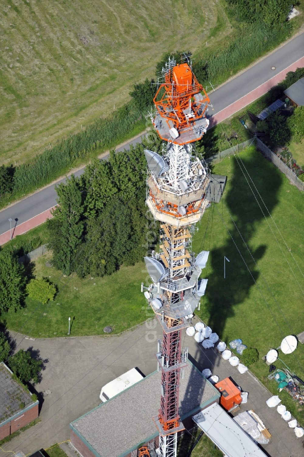 Garding from above - Blick auf den Umsetzer/ Sendemast Garding auch bekannt als Fernsehsender Eiderstedt. Die Sanierungsarbeiten wurden ausgeführt durch die Firma Werner Diener GmbH & Co. Industrieanstrich KG. Restoration works on the broadcasting tower / transmitter mast Garding.