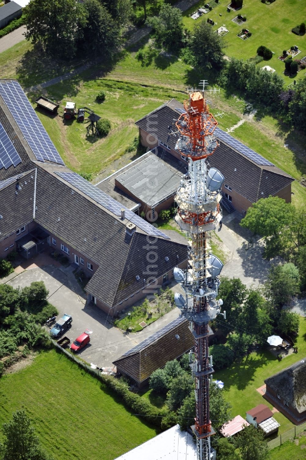 Garding from the bird's eye view: Blick auf den Umsetzer/ Sendemast Garding auch bekannt als Fernsehsender Eiderstedt. Die Sanierungsarbeiten wurden ausgeführt durch die Firma Werner Diener GmbH & Co. Industrieanstrich KG. Restoration works on the broadcasting tower / transmitter mast Garding.