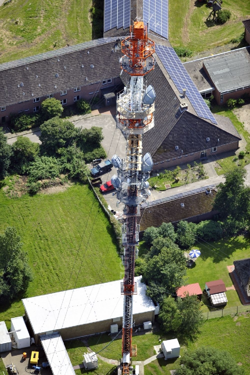 Aerial image Garding - Blick auf den Umsetzer/ Sendemast Garding auch bekannt als Fernsehsender Eiderstedt. Die Sanierungsarbeiten wurden ausgeführt durch die Firma Werner Diener GmbH & Co. Industrieanstrich KG. Restoration works on the broadcasting tower / transmitter mast Garding.