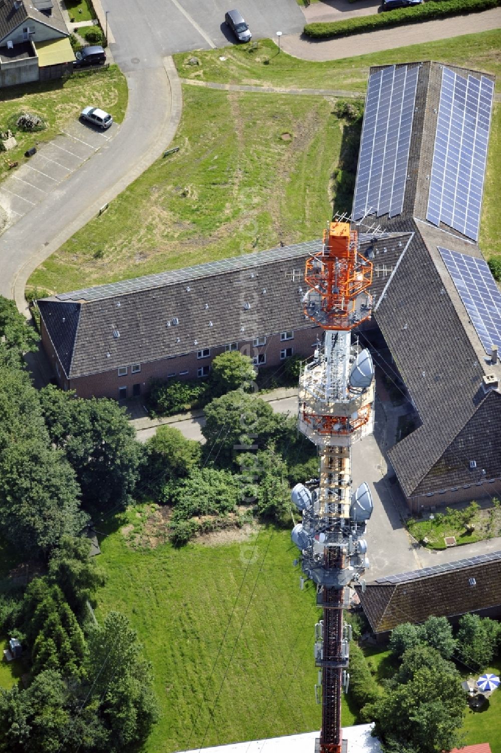 Aerial photograph Garding - Blick auf den Umsetzer/ Sendemast Garding auch bekannt als Fernsehsender Eiderstedt. Die Sanierungsarbeiten wurden ausgeführt durch die Firma Werner Diener GmbH & Co. Industrieanstrich KG. Restoration works on the broadcasting tower / transmitter mast Garding.