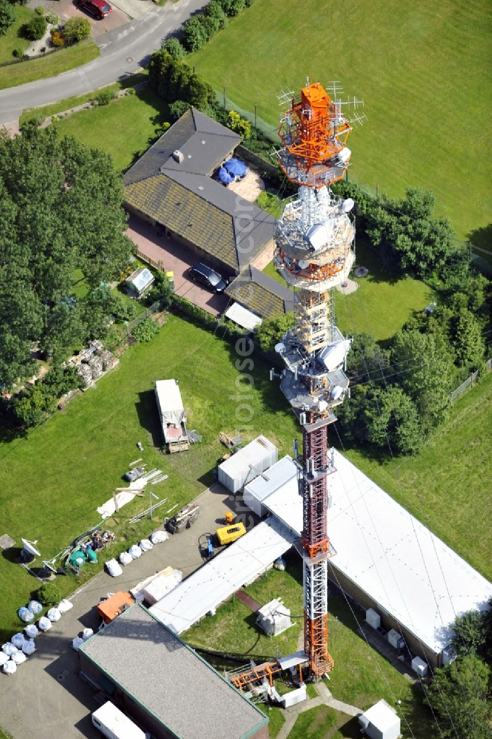 Garding from above - Blick auf den Umsetzer/ Sendemast Garding auch bekannt als Fernsehsender Eiderstedt. Die Sanierungsarbeiten wurden ausgeführt durch die Firma Werner Diener GmbH & Co. Industrieanstrich KG. Restoration works on the broadcasting tower / transmitter mast Garding.