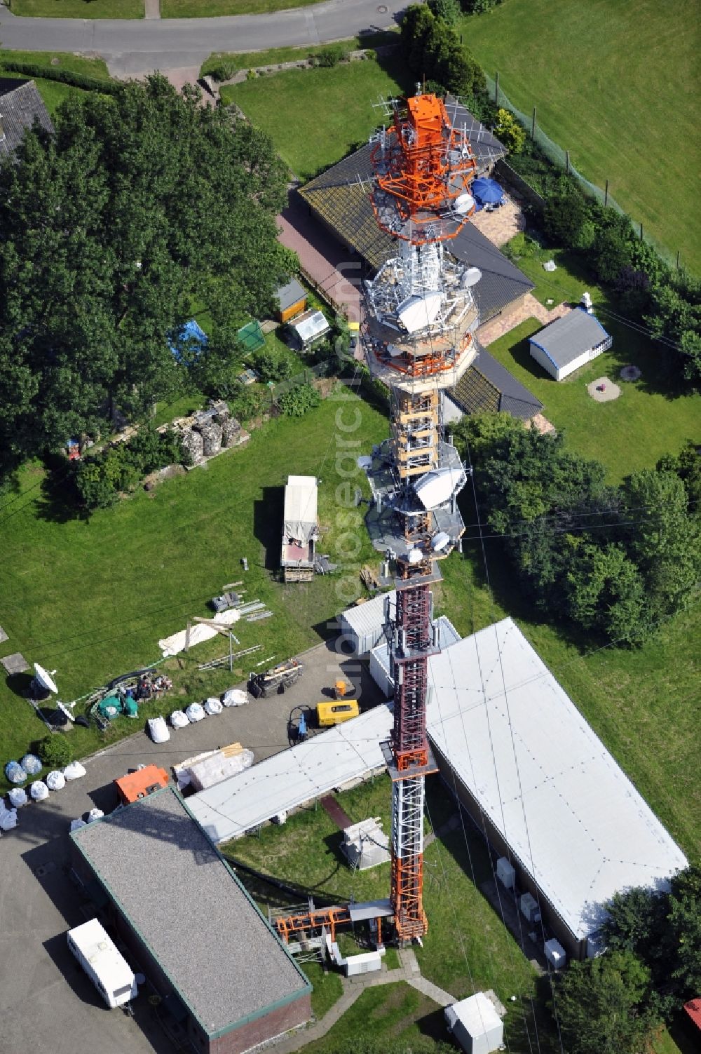 Garding from the bird's eye view: Blick auf den Umsetzer/ Sendemast Garding auch bekannt als Fernsehsender Eiderstedt. Die Sanierungsarbeiten wurden ausgeführt durch die Firma Werner Diener GmbH & Co. Industrieanstrich KG. Restoration works on the broadcasting tower / transmitter mast Garding.