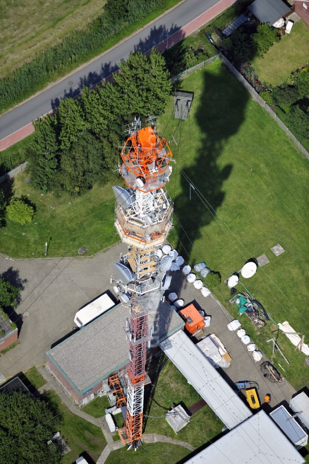 Aerial image Garding - Blick auf den Umsetzer/ Sendemast Garding auch bekannt als Fernsehsender Eiderstedt. Die Sanierungsarbeiten wurden ausgeführt durch die Firma Werner Diener GmbH & Co. Industrieanstrich KG. Restoration works on the broadcasting tower / transmitter mast Garding.