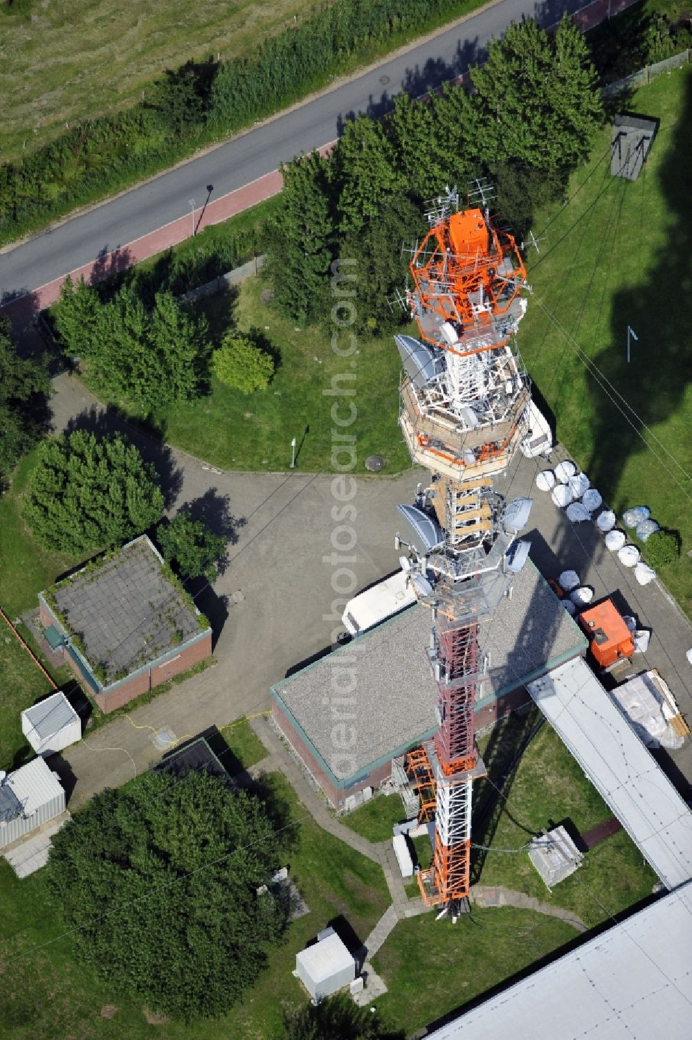 Aerial photograph Garding - Blick auf den Umsetzer/ Sendemast Garding auch bekannt als Fernsehsender Eiderstedt. Die Sanierungsarbeiten wurden ausgeführt durch die Firma Werner Diener GmbH & Co. Industrieanstrich KG. Restoration works on the broadcasting tower / transmitter mast Garding.