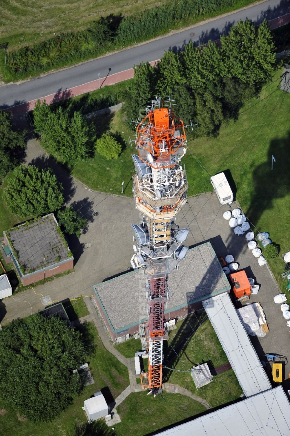 Garding from above - Blick auf den Umsetzer/ Sendemast Garding auch bekannt als Fernsehsender Eiderstedt. Die Sanierungsarbeiten wurden ausgeführt durch die Firma Werner Diener GmbH & Co. Industrieanstrich KG. Restoration works on the broadcasting tower / transmitter mast Garding.