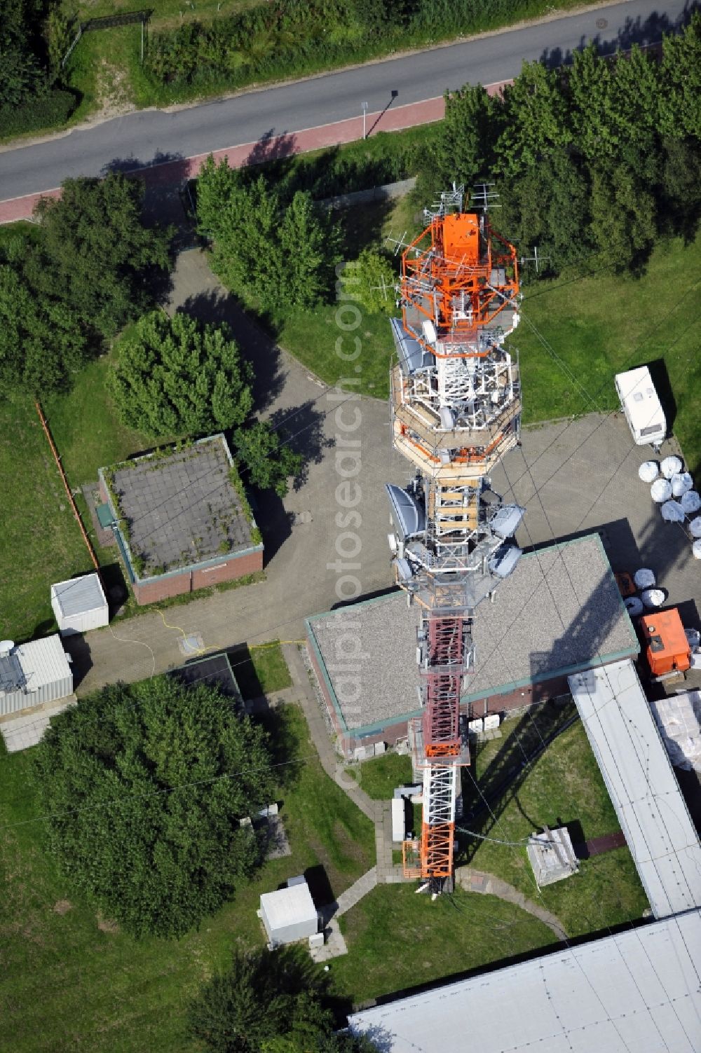 Garding from the bird's eye view: Blick auf den Umsetzer/ Sendemast Garding auch bekannt als Fernsehsender Eiderstedt. Die Sanierungsarbeiten wurden ausgeführt durch die Firma Werner Diener GmbH & Co. Industrieanstrich KG. Restoration works on the broadcasting tower / transmitter mast Garding.