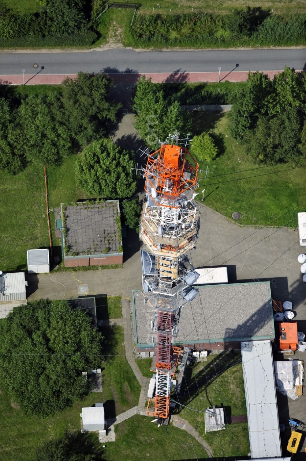 Aerial image Garding - Blick auf den Umsetzer/ Sendemast Garding auch bekannt als Fernsehsender Eiderstedt. Die Sanierungsarbeiten wurden ausgeführt durch die Firma Werner Diener GmbH & Co. Industrieanstrich KG. Restoration works on the broadcasting tower / transmitter mast Garding.