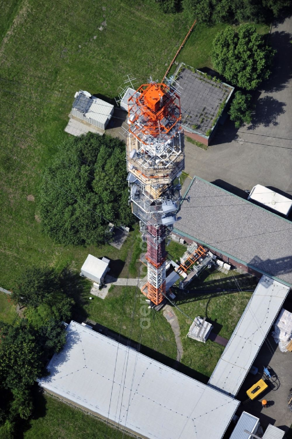 Aerial photograph Garding - Blick auf den Umsetzer/ Sendemast Garding auch bekannt als Fernsehsender Eiderstedt. Die Sanierungsarbeiten wurden ausgeführt durch die Firma Werner Diener GmbH & Co. Industrieanstrich KG. Restoration works on the broadcasting tower / transmitter mast Garding.