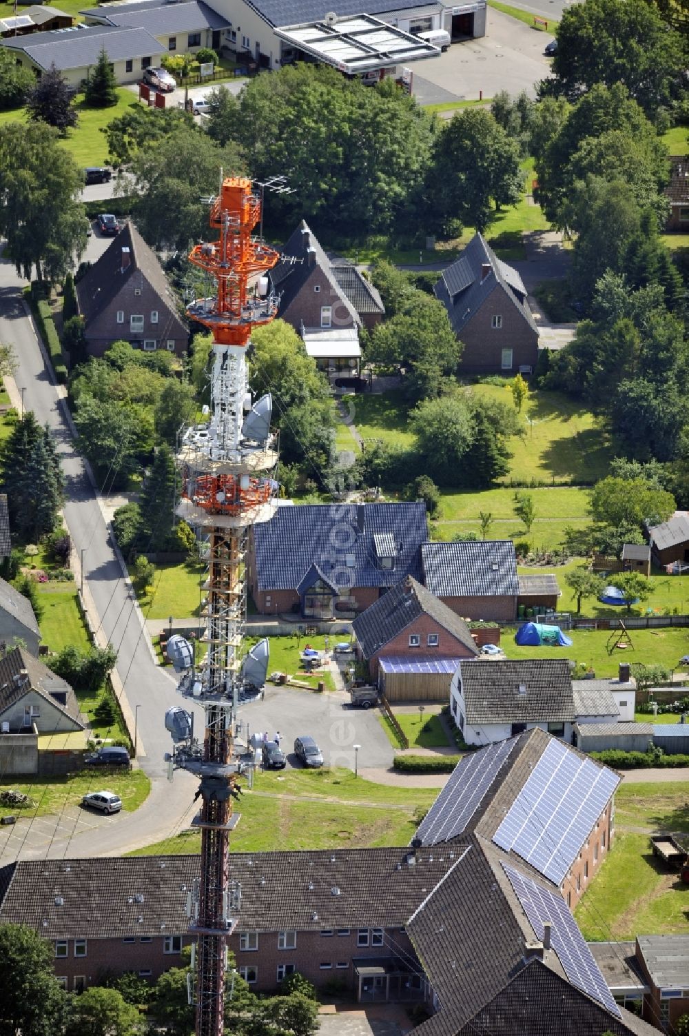 Aerial photograph Garding - Blick auf den Umsetzer/ Sendemast Garding auch bekannt als Fernsehsender Eiderstedt. Die Sanierungsarbeiten wurden ausgeführt durch die Firma Werner Diener GmbH & Co. Industrieanstrich KG. Restoration works on the broadcasting tower / transmitter mast Garding.