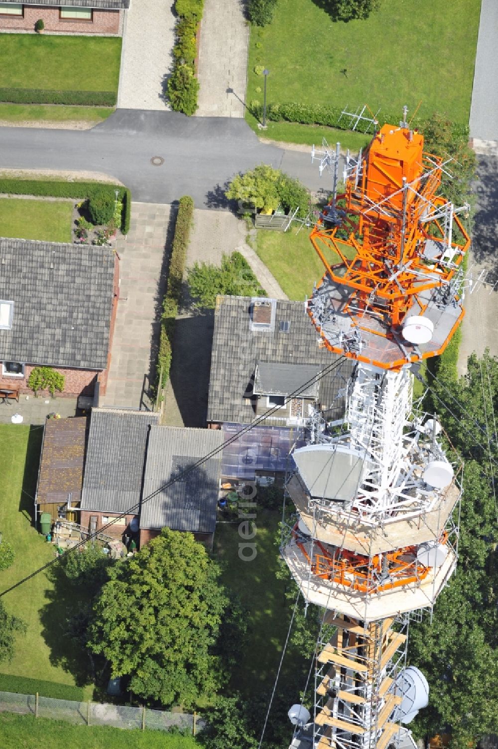 Garding from the bird's eye view: Blick auf den Umsetzer/ Sendemast Garding auch bekannt als Fernsehsender Eiderstedt. Die Sanierungsarbeiten wurden ausgeführt durch die Firma Werner Diener GmbH & Co. Industrieanstrich KG. Restoration works on the broadcasting tower / transmitter mast Garding.