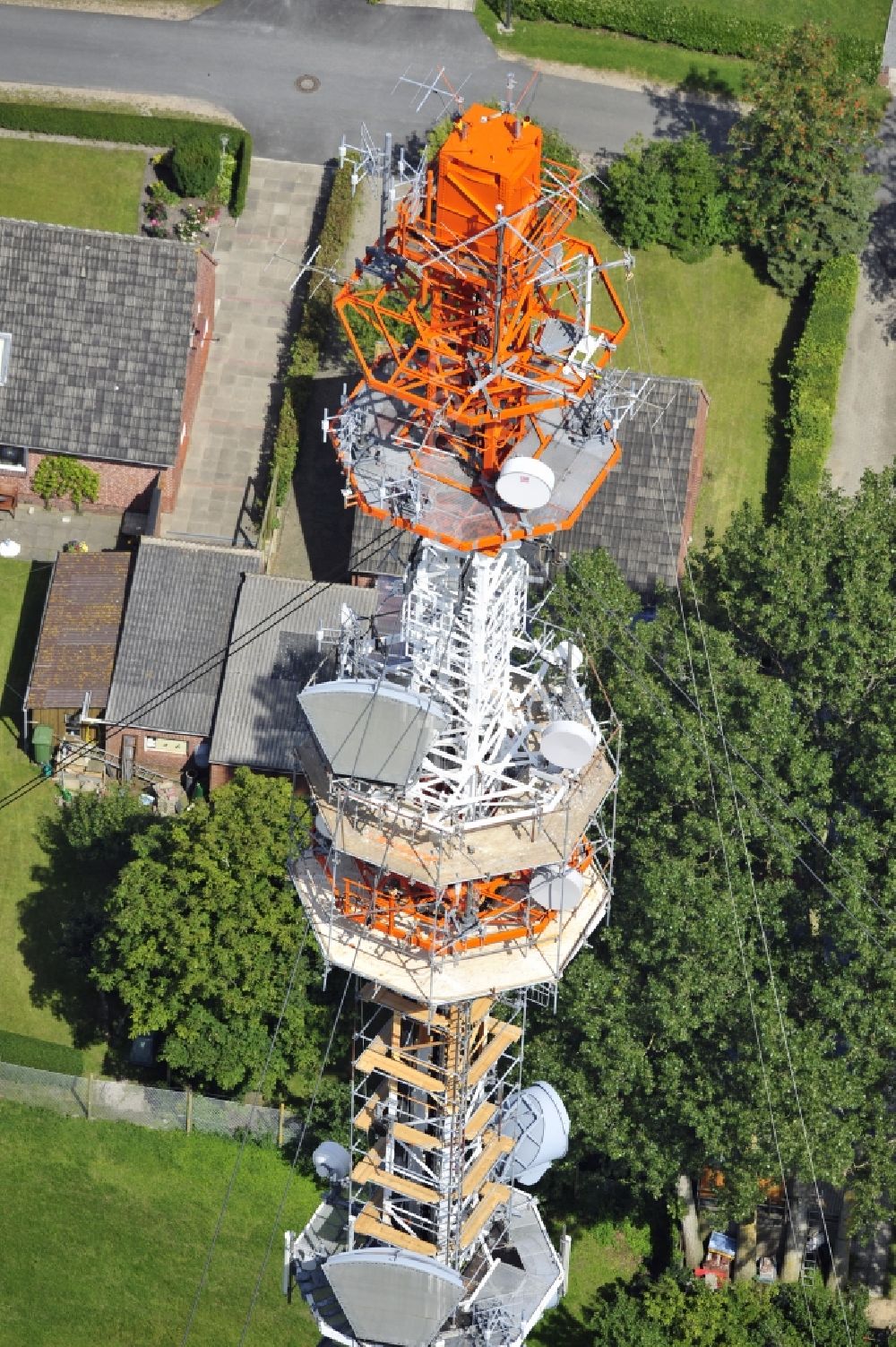 Aerial image Garding - Blick auf den Umsetzer/ Sendemast Garding auch bekannt als Fernsehsender Eiderstedt. Die Sanierungsarbeiten wurden ausgeführt durch die Firma Werner Diener GmbH & Co. Industrieanstrich KG. Restoration works on the broadcasting tower / transmitter mast Garding.