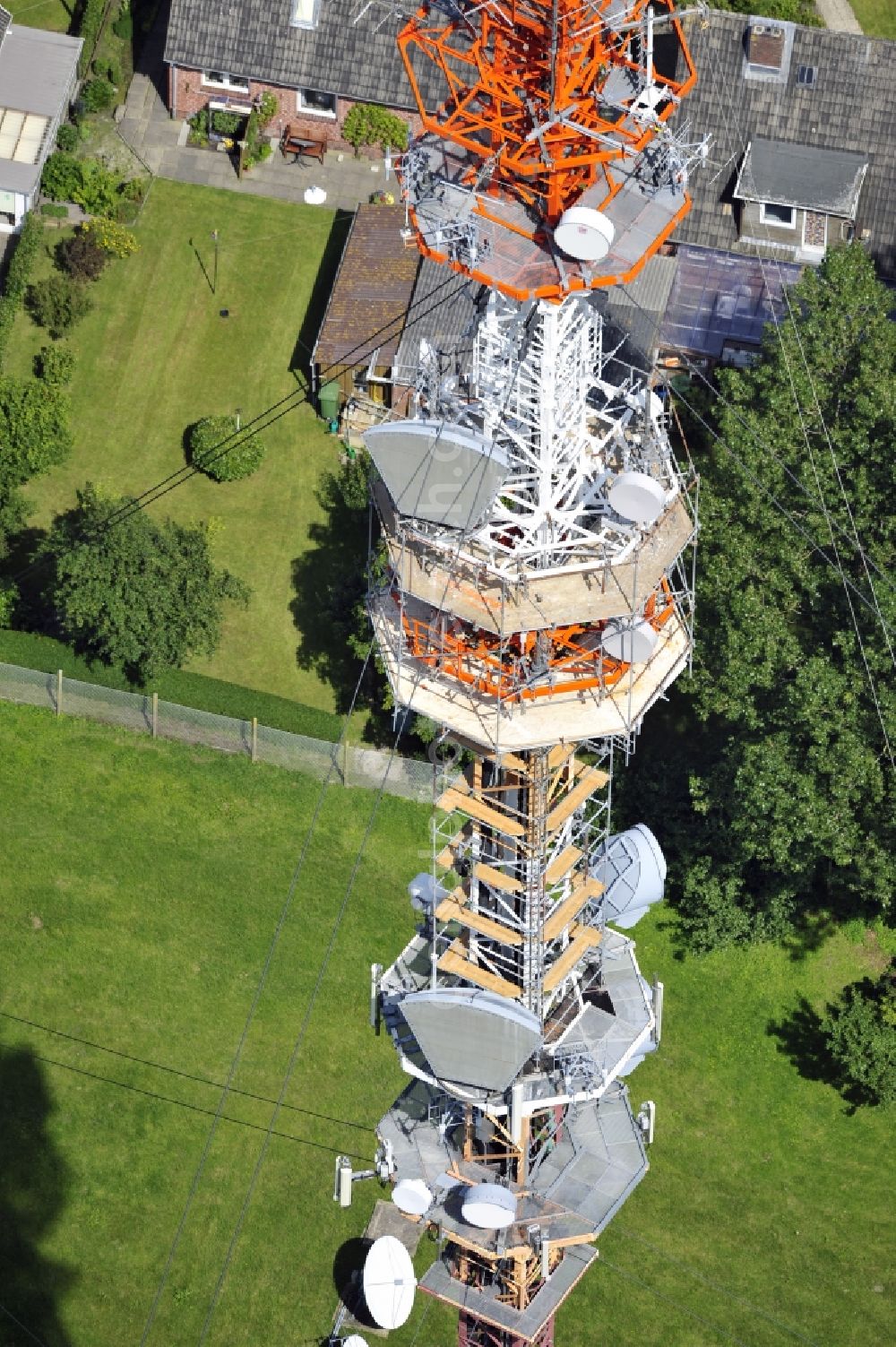 Aerial photograph Garding - Blick auf den Umsetzer/ Sendemast Garding auch bekannt als Fernsehsender Eiderstedt. Die Sanierungsarbeiten wurden ausgeführt durch die Firma Werner Diener GmbH & Co. Industrieanstrich KG. Restoration works on the broadcasting tower / transmitter mast Garding.