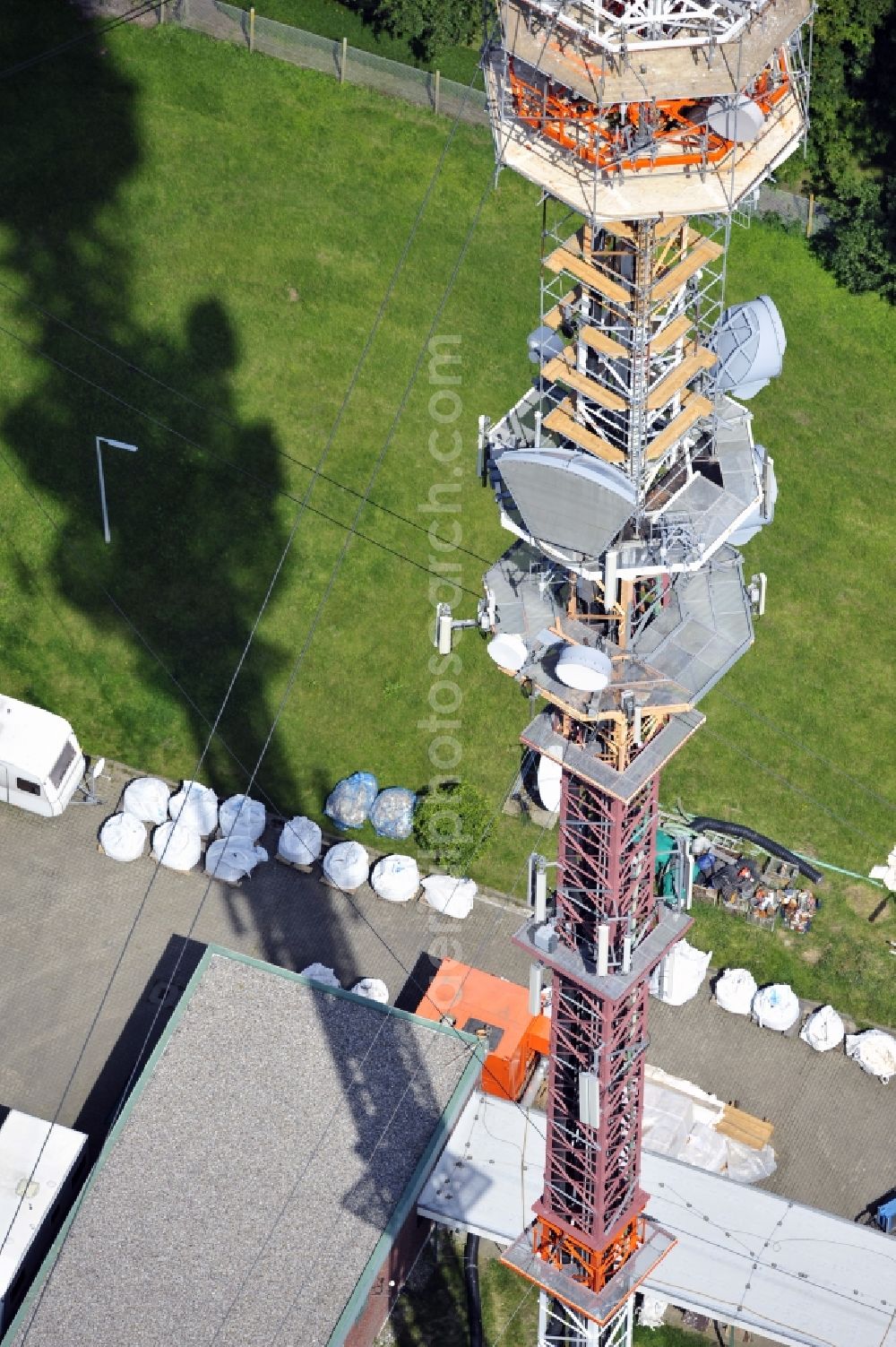 Garding from above - Blick auf den Umsetzer/ Sendemast Garding auch bekannt als Fernsehsender Eiderstedt. Die Sanierungsarbeiten wurden ausgeführt durch die Firma Werner Diener GmbH & Co. Industrieanstrich KG. Restoration works on the broadcasting tower / transmitter mast Garding.