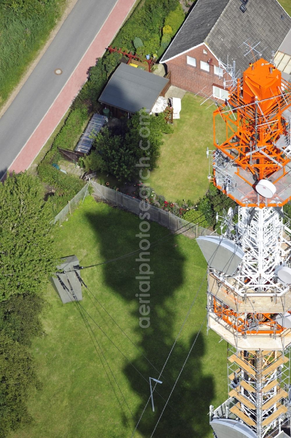 Garding from the bird's eye view: Blick auf den Umsetzer/ Sendemast Garding auch bekannt als Fernsehsender Eiderstedt. Die Sanierungsarbeiten wurden ausgeführt durch die Firma Werner Diener GmbH & Co. Industrieanstrich KG. Restoration works on the broadcasting tower / transmitter mast Garding.