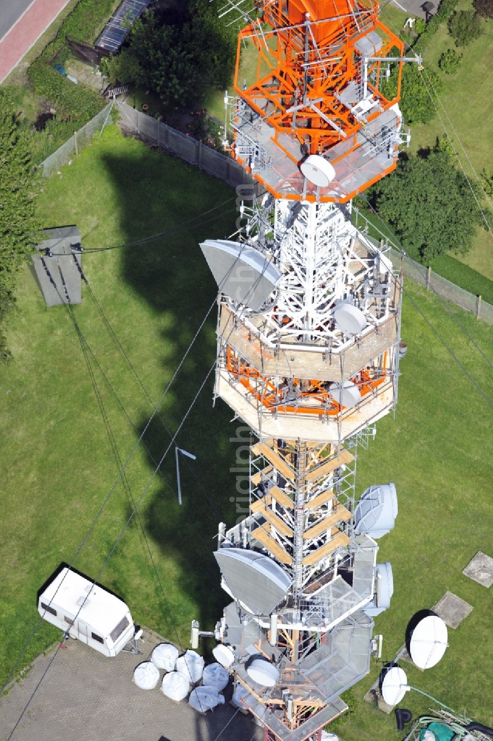 Aerial image Garding - Blick auf den Umsetzer/ Sendemast Garding auch bekannt als Fernsehsender Eiderstedt. Die Sanierungsarbeiten wurden ausgeführt durch die Firma Werner Diener GmbH & Co. Industrieanstrich KG. Restoration works on the broadcasting tower / transmitter mast Garding.